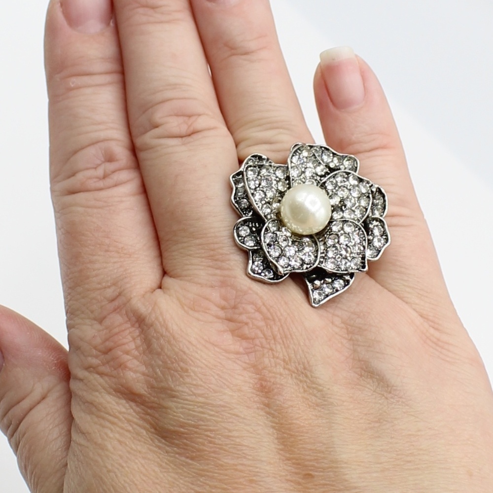 Stretch rhinestone flower cocktail ring